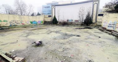 Stire din Social : Grădinile de vară din Constanța și Mamaia  zac în mizerie. În alte stațiuni sunt promovate
