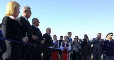 Stire din Politică-Administrație : Premierul Tudose a inaugurat punctul de frontieră Lipnița -Kainargea. "Este un moment simbolic"