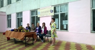 Stire din Cultură-Educație : Sărbătoare la Școala nr. 37.  "O reuniune de suflet pentru oameni cu suflet"