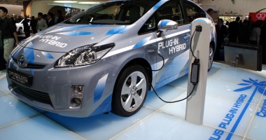 Stire din Economie : Toyota a lansat Prius Plug-In Hybrid în România