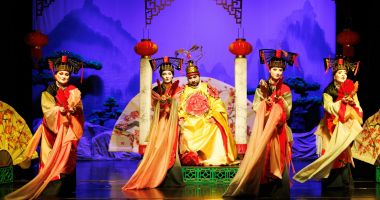 Stire din Cultură-Educație : "Privighetoarea" îşi dă întâlnire cu copiii, pe scena Teatrului "Căluţul de Mare"
