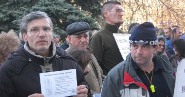 Stire din Economie : Prizonierii crizelor sociale  și economice