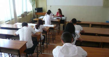 Stire din Cultură-Educație : Examenul de bacalaureat începe cu un elev eliminat la proba orală