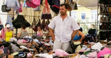 Studiu InfoCons: 40% dintre tineri cumpără intenţionat produse contrafăcute