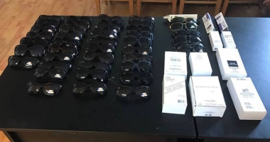 Păcăleau trecătorii  cu produse "de firmă" - 3