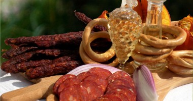 Stire din Cultură-Educație : Târg de produse tradiționale  și articole meșteșugărești