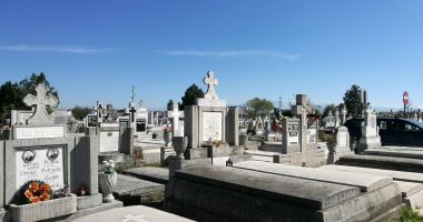 Stire din Eveniment : Zeci de cazuri de profanare de morminte cu autori necunoscuți. „Ne e frică să mai și murim”