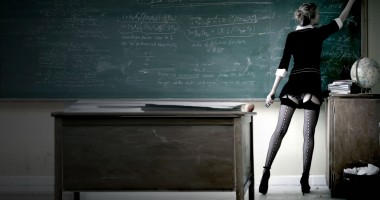 Stire din Eveniment : ÎNVĂȚĂTOARE din Constanța, ACUZATĂ DE PROXENETISM! A racolat o elevă de 13 ani!