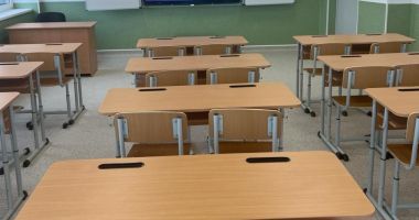 Stire din Eveniment : Un elev și-a bătut profesorul, în clasă, până l-a băgat în spital. Agresorul a fost prins