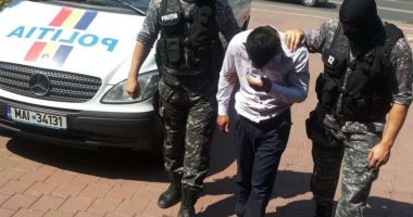 Stire din Eveniment : Un profesor de religie a fost reținut după ce ar fi violat și ar fi bătut o minoră de doar 14 ani