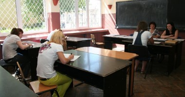 Stire din Cultură-Educație : Profesor dat afară din învățământ după ce a fost prins copiind