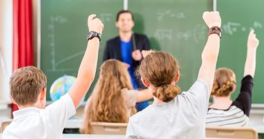 Stire din Cultură-Educație : "Ești prostănac, lasă că te face mămica profesor!" Dar ce ar fi dacă leafa profesorului ar fi 1.500 de euro?