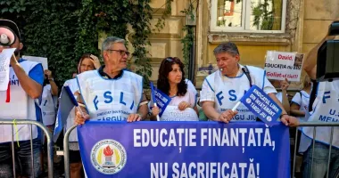 Stire din Cultură-Educație : Profesorii, sătui de promisiuni, protestează la Ministerul Educației