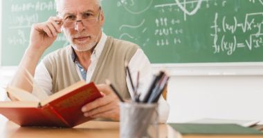 Stire din Cultură-Educație : Profesorii pensionari, în vizorul guvernanților. "Vor lovi și mai mult în învățământ"