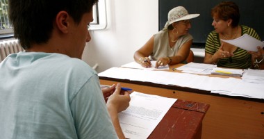 Stire din Cultură-Educație : Începe Evaluarea națională a elevilor de clasa a VIII-a. Cât costă corectarea lucrărilor?
