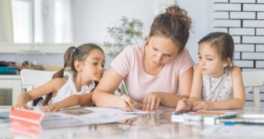 Stire din Economie : Profesorii care dau meditaţii trebuie să aibă case de marcat