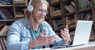 Stire din Cultură-Educație : Profesorii își împărtășesc metodele de predare online