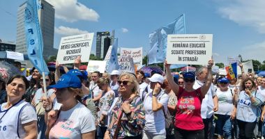 Stire din Cultură-Educație : Școala începe cu proteste. Mulți profesori lasă mâine catedra pentru a ieși în stradă