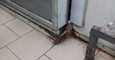 Inspectorii CJPC au găsit rugină, murdărie și rafturi neigienizate într-un magazin Profi - 2