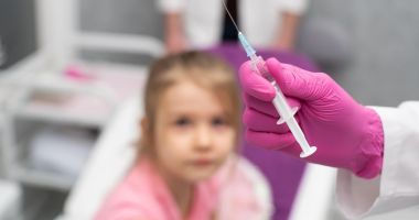 Stire din Social : Frica de miocardită persistă. Sunt vaccinurile anti-covid sigure pentru copii?