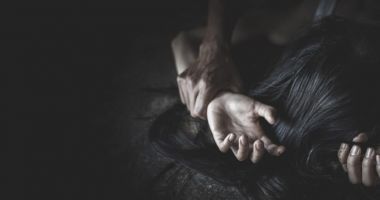 Stire din Eveniment : Femeia bătută pe stradă şi lovită cu maşina de amantul său a murit la spital