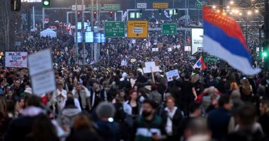 Stire din Actualitate : Mii de studenţi sârbi protestează la Kragujevac împotriva corupţiei