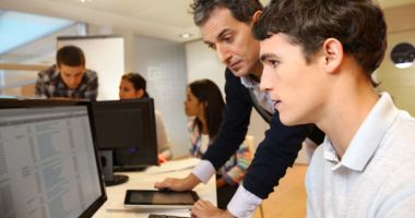 Stire din Cultură-Educație : "Primul student în familie", un nou program destinat grupurilor defavorizate de elevi