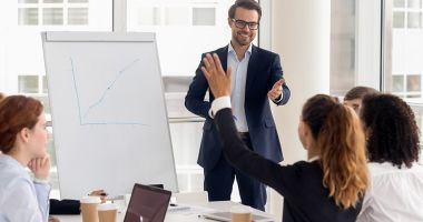 Stire din Social : Românii au câștigat în medie cu 40 de lei mai mult în octombrie față de septembrie