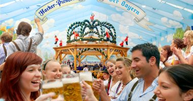 Stire din Social : Mese rezervate cu 5.000 de euro la Oktoberfest, disponibile pe anumite site-uri germane