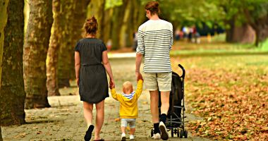 Stire din Social : Tinerii pot primi bani pentru nuntă și chirie, prin programul Family Start