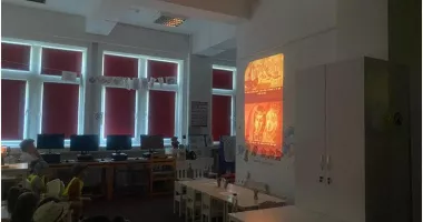 Stire din Cultură-Educație : Povești proiectate pe ecran. Ora de diafilme revine la Biblioteca Județeană