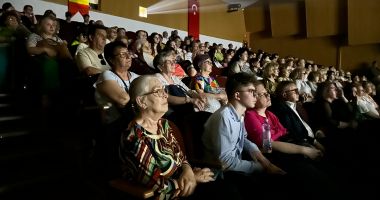Stire din Cultură-Educație : Prezență numeroasă la proiecția filmului turcesc „O poveste lungă”, organizată la Tulcea