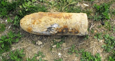 Proiectil intact descoperit în curtea unei femei