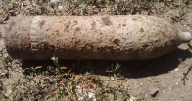 Stire din Eveniment : Un proiectil a fost descoperit în curtea unui bărbat!