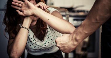 Stire din Social : Românii vor primi vouchere în limita a 5 salarii minime dacă sunt victime ale unor infracțiuni