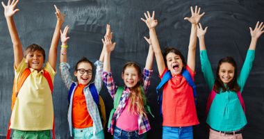Stire din Cultură-Educație : Elevii de nota 10 vor putea promova doi ani de școală într-unul singur. Iată ce prevede metodologia