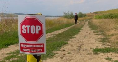 Stire din Eveniment : Un bărbat care era întins pe pământ, pe o proprietate privată, a murit după ce o maşină a trecut peste el