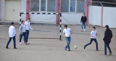 Stire din Politică-Administrație : Propunere USR. "Lăsați copiii să bată mingea în curtea școlilor din Constanța!"