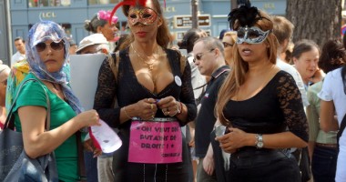 Stire din Actualitate : Prostituatele din Paris, protest inedit în stradă