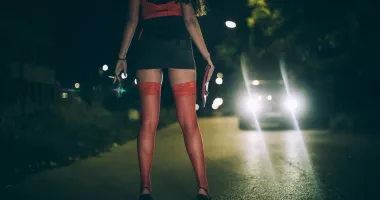 Stire din Eveniment : Amenzi record pentru prostituție. Prostituatele nu plătesc și nici nu prestază muncă în folosul comunității