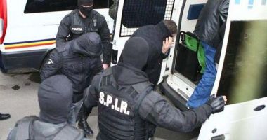 Stire din Eveniment : Presupuşi proxeneţi şi traficanţi de persoane, arestaţi. Ar fi racolat fete și le-ar fi trimis în Danemarca să se prostitueze