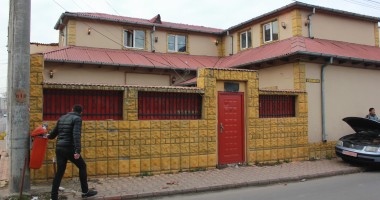 Stire din Eveniment : Mai multe zile după gratii pentru cei care vindeau sex într-un salon de masaj erotic