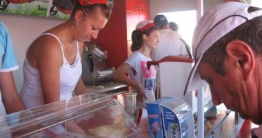 Cârnați expirați, pește și midii "prăjite" la soare, ofertele pentru turiștii veniți pe litoral - 3