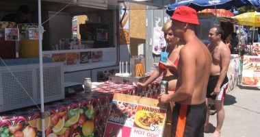 Stire din Social : Cârnați expirați, pește și midii "prăjite" la soare, ofertele pentru turiștii veniți pe litoral