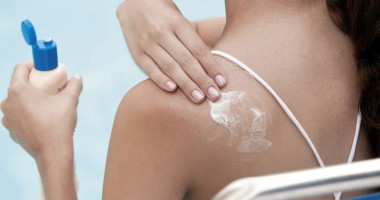 Stire din Social : Pericolul din cremele de protecție solară
