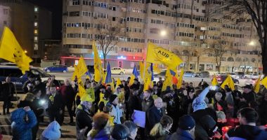 GALERIE FOTO AUR Constanța, protest cu lumânări în fața sediului PSD - 7
