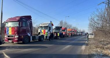 Stire din Eveniment : Transportatorii continuă vineri protestele! Zeci de persoane, prezente