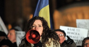 Stire din Politică-Administrație : Protest la Cluj, la decorarea lui Verheugen, în prezența lui Ponta