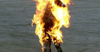 Stire din Actualitate : PROTEST extrem împotriva SĂRĂCIEI și CORUPȚIEI. Oamenii își dau FOC!