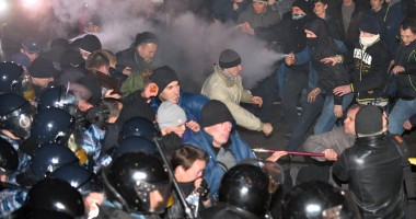 Stire din Actualitate : Ucraina / Peste 120 de polițiști au fost spitalizați în urma ciocnirilor violente din Kiev